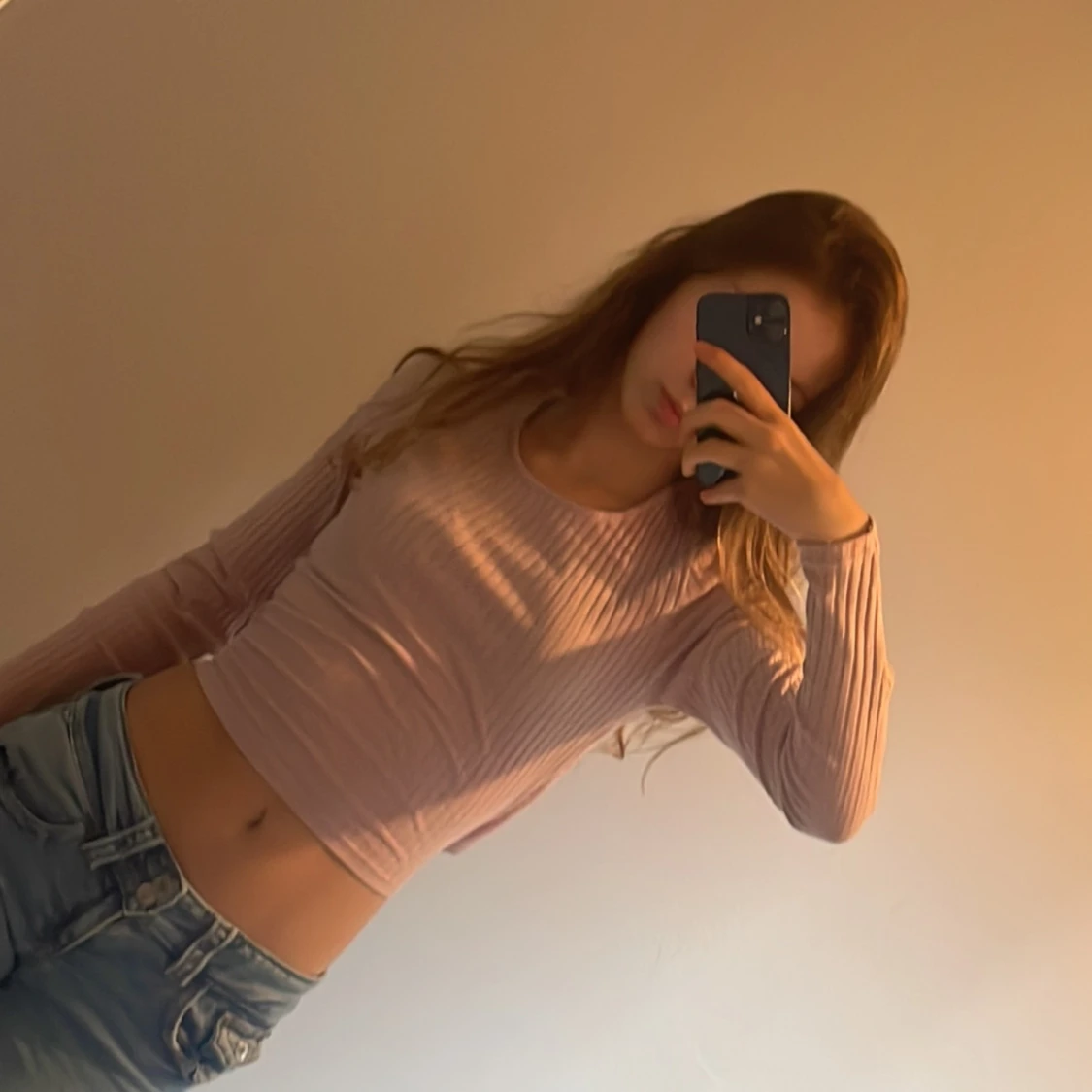 Ljusrosa ribbad croppad topp med knyt