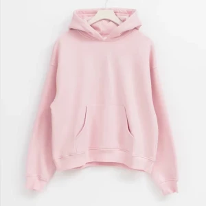 Ljusrosa hoodie - Säljer min ljusrosa hoodie med huva💗Tröjan har en avslappnad passform och är tillverkad i mjukt material, perfekt för en chill vardagslook. Långa ärmar och ribbade muddar vid ärmslut och nederkant.