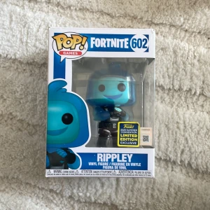 Funko pop Fortnite rippley  - 2020 summer convention limited edition exclusive. Förpackningen är lite trasig vid hörnet men annars väldigt bra skick. Skriv gärna fler frågor om ni undrar nåt