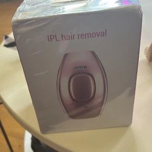 IPL hårborttagningsapparat - Säljer en IPL hårborttagningsapparat i roséguld. Perfekt för smidig och effektiv hårborttagning hemma. Kommer i originalförpackning med tydliga instruktioner på baksidan. Enkel att använda med flera effektlägen och LED-indikator.