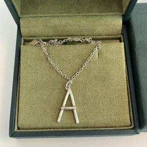 Halsband med bokstav A i silver från Maria Nilsdotter - Maria Nilsdotter A halsband som inte säljs längre!