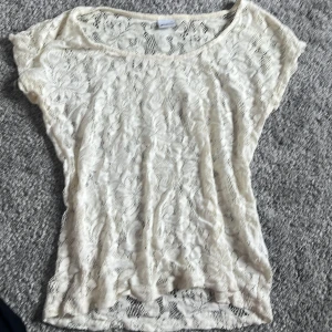 Vit spetsblus från Gina Tricot - Säljer en söt vit spetsblus från Gina Tricot i storlek XS. 
