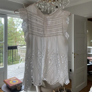sommar blus - så fin perfekt sommarblus ifrån zara! säljer då den ej kommer till användning längre💕 