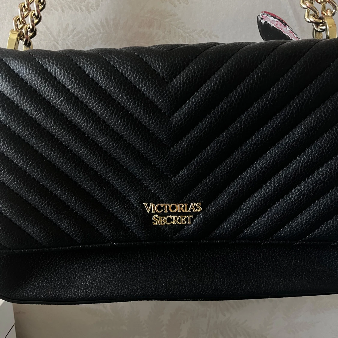 Svart quiltad axelväska från Victoria's Secret - 1