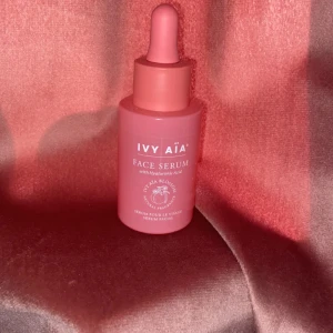 Hyaluronic acid serum - Ett serum med Hyaluronic acid i! Har bara testat 2-3 gånger, så den är nästan helt fylld. Den gör huden len o glansig