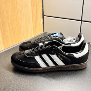 Adidas Samba skor  - Storlek 40/ US7. Aldrig använda, endast testade. Köpte av en här på Plick för 1500kr men dem passade mig inte. 