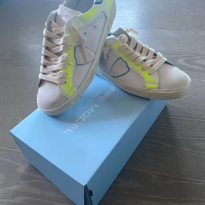Philippe model - Säljer minna snygga Philippe model helt nya. De är i storlek 43. Hör gärna av dig om du är intresserad.