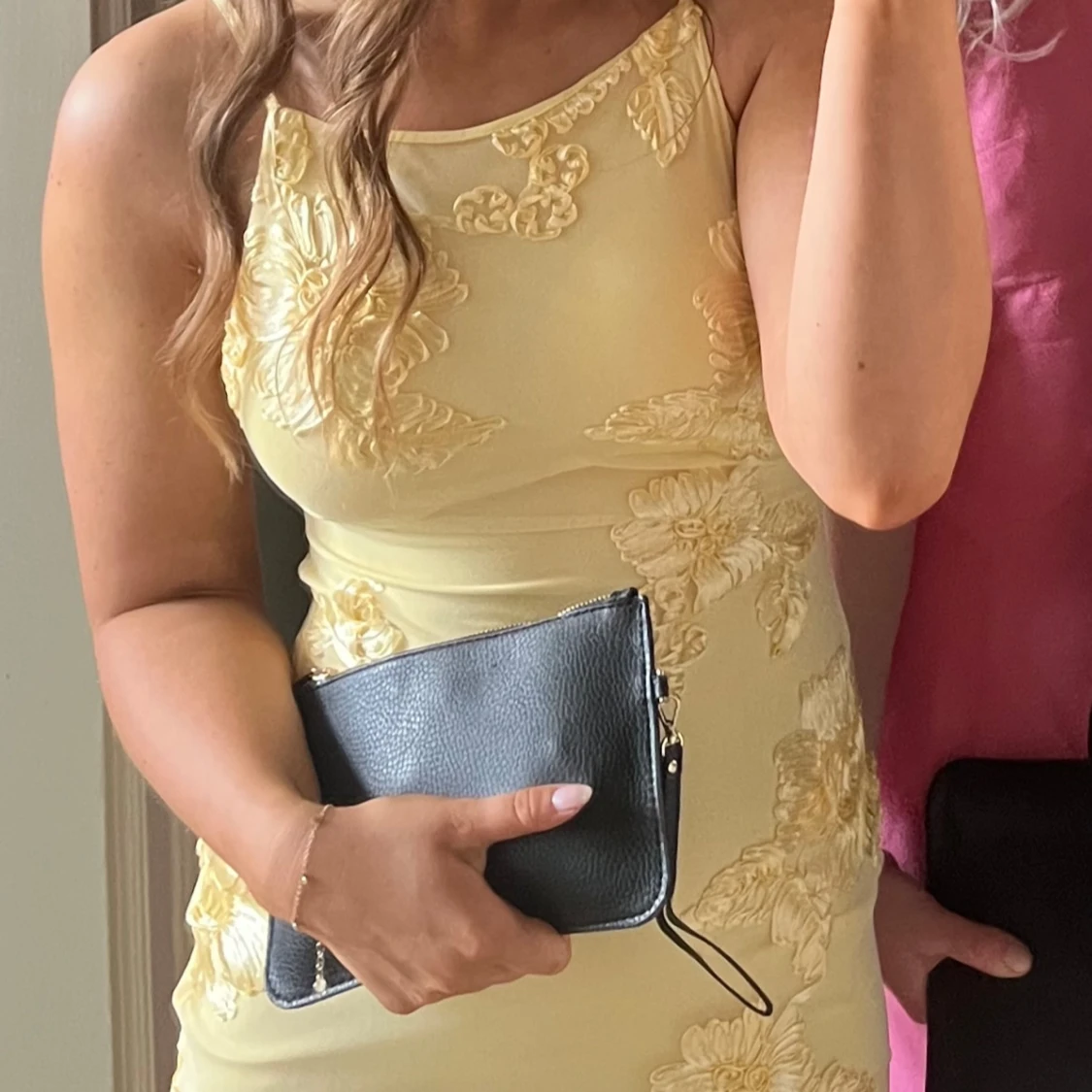 Gul långklänning med spetsdetaljer - 2