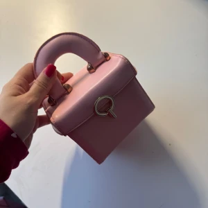 Bal väska - Säljer denna söta väskan för 119kr💕🩷💘