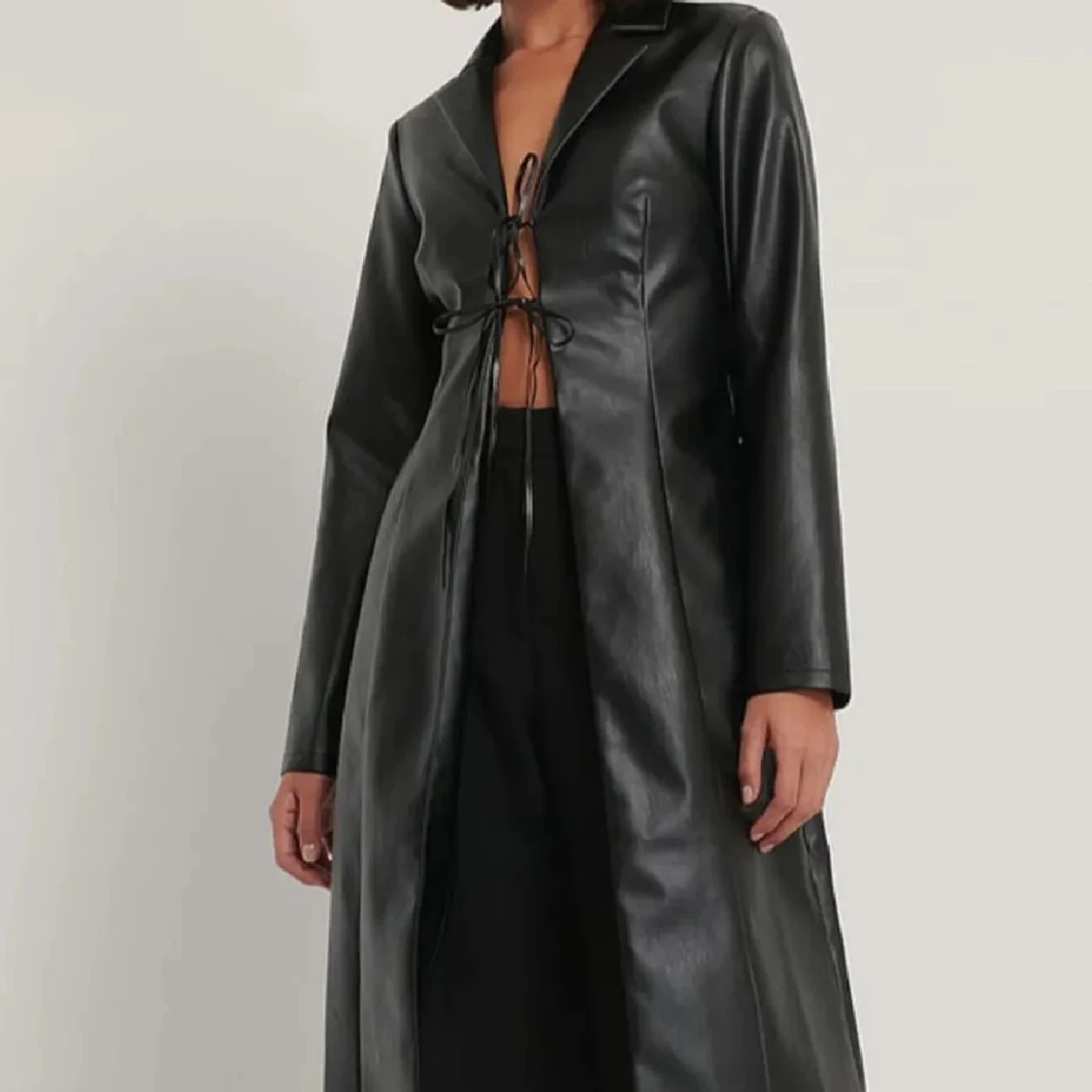 Svart lång skinnjacka med snörning