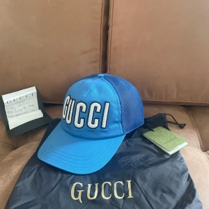 Gucci keps - Gucci keps blue sällsynt, (svår att få tag på) kvitto,tags och dustbag medföljer. Säljs på hemsidor och appar för 3800-5650kr hör av dig för hjälp och mer bilder 🙂