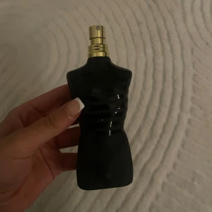 Jean paul parfym  - Parfymen är nästan helt full, svårt att visa inehållet då det ej syns igenom flaskan
