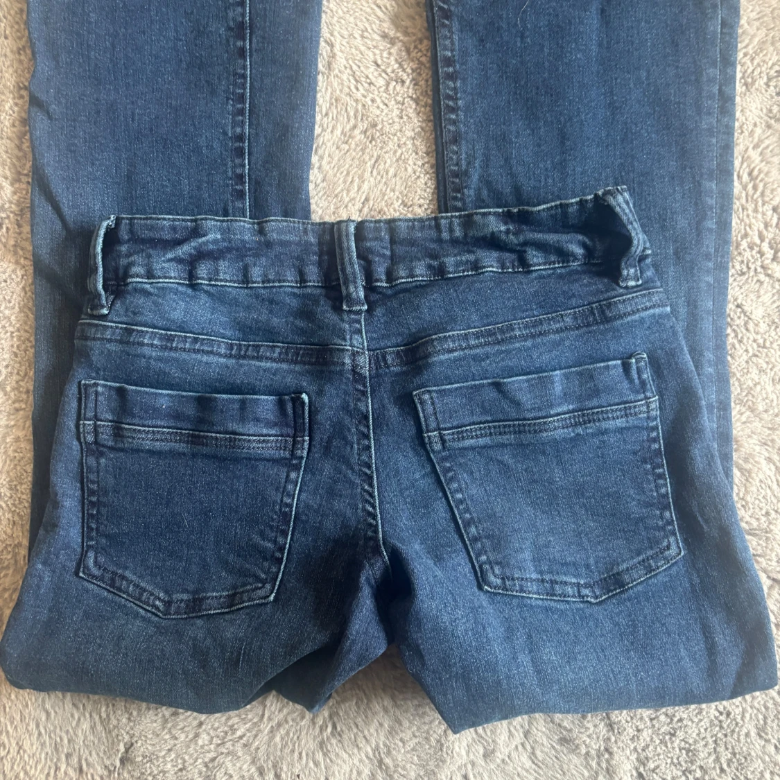 Mörkblå lågmidjade jeans utsvängda