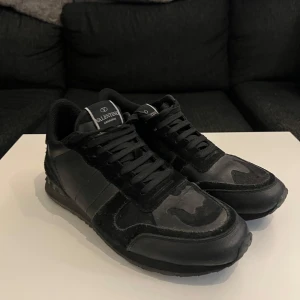 Valentino rockrunner - Svarta valentino rockrunners perfekt nu till våren i storlek 44 nästan ny skick pris går att diskutera