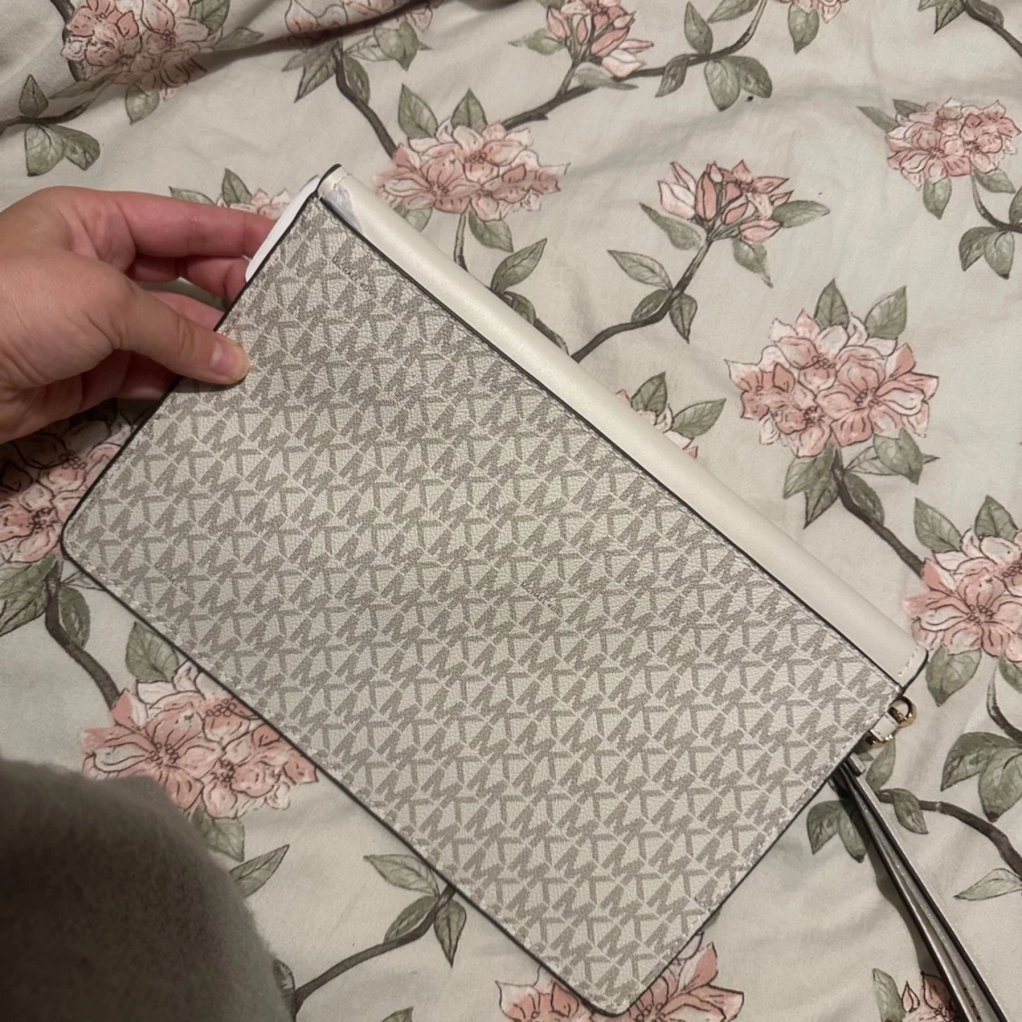 Vit och beige kuvertväska från Michael Kors - 90