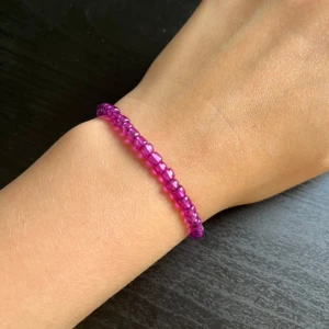 Lila pärlarmband 💜  - Säljer ett enkelt och snyggt armband med små rosa pärlor. Perfekt accessoar för att ge lite färg till din outfit. Elastiskt band gör det lätt att ta på och av.