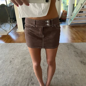 Brun minikjol  - Super söt brun minikjol med vita sömmar