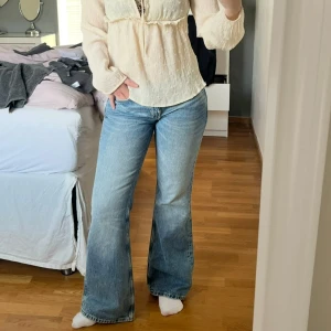 Ljusblå bootcut jeans - Populära jeans från weekday i modellen Nova Low waist slim bootcut! Jag på bilden är 160, har endast använt jeansen vid 2 tillfällen! Nypris - 590