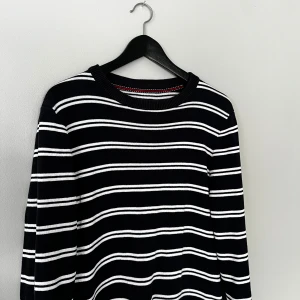 Marinblå randig tröja från SCW  - Tröjan är i bra skick och säljer du den ej kommer till användning, storlek M och tts, skriv om frågor, självklart är inte priset fast