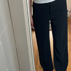 Svarta kostymbyxor  - Svarta kostymbyxor från Hm storlek 36! Är high waist men sitter väldigt snyggt, har rak passform o är bredda ända ner. Går ända ner till marken på mig som är 173. Inga defekter