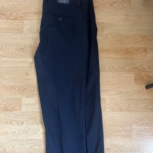 Mörkblå kostymbyxor  - Helt oanvända kostymbyxor från Riley! Köpta för 900kr