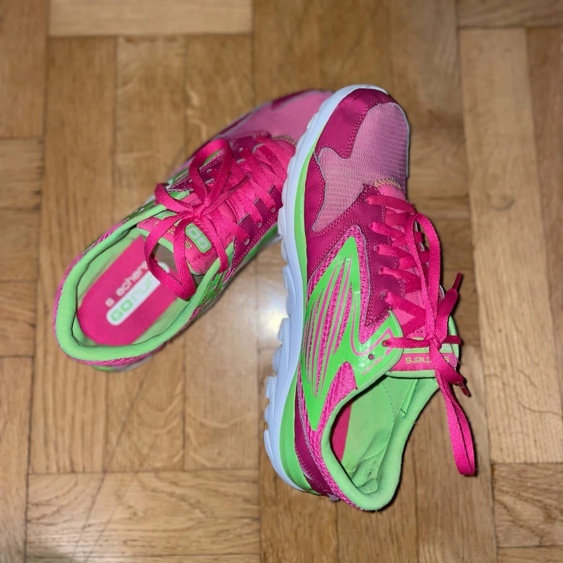 Rosa och gröna Sketchers - 2