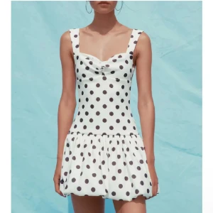 prickig klänning Zara - Jättefin klänning från Zara 💞lappen med storleken är borta men skulle säga att den är S