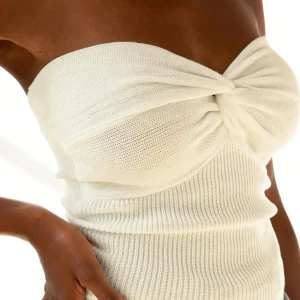 Vit stickad tubtopp med twistad detalj - Säljer en vit stickad tubtopp med snygg twistad detalj framtill. Toppen är axelbandslös och har en tight passform som framhäver figuren. Perfekt för att skapa en trendig och stilren look.