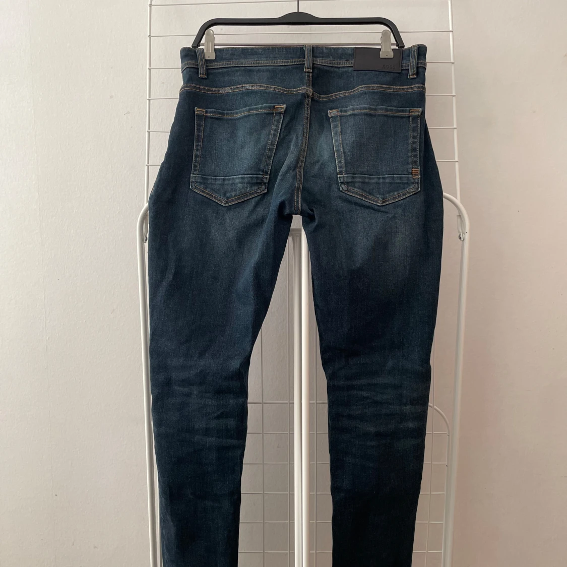 Mörkblå skinny jeans med slitningar