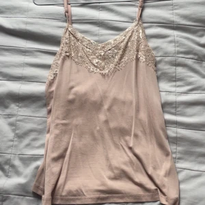 Beige linnetopp med spets från ICHI - Säljer mitt ljus rosa linne som inte kommer till så mycket användning💗💗