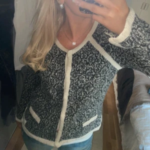 Odd Molly kofta - Söt stickad kofta från Odd Molly. Använd några få gånger men i bra skick och den är normal i storlek! 