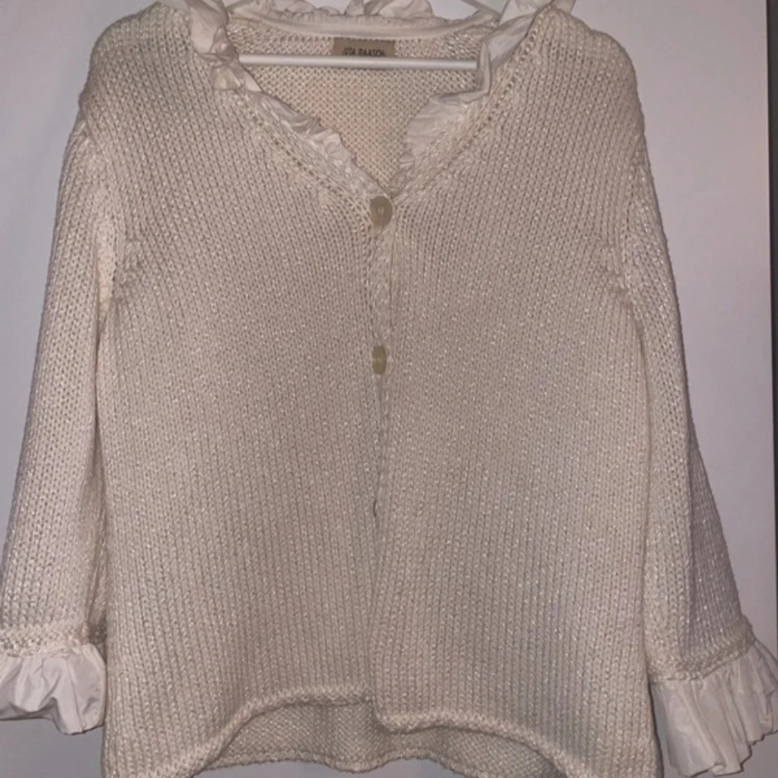 Vit kofta med volangdetaljer - 1