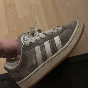 Adidas campus  - Hejj! Säljer ett par adidas campus gråa som är ungefär 6 månader gammal. De är ganska smutsiga för har aldrig tvättat de därav säljer jag de lite billigare för de finns inte andra defekter, de är i väldigt bra skick bara en tvätt behövs men vet inte hur man gör🤗