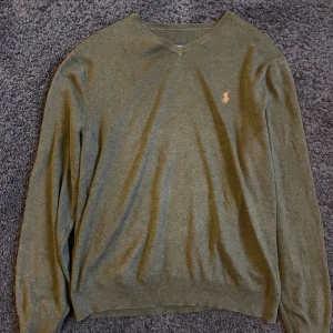 Ralph Lauren tröja grön - Soft Ralp Lauren tröja i skön olivgrön färg! Storlek S. Inga slitningar, skriv vid funderingar!