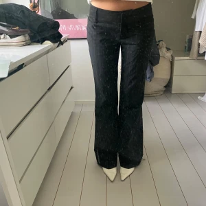 Svarta kostymbyxor med vita ränder - Skit snygga kostymbyxor med ränder 