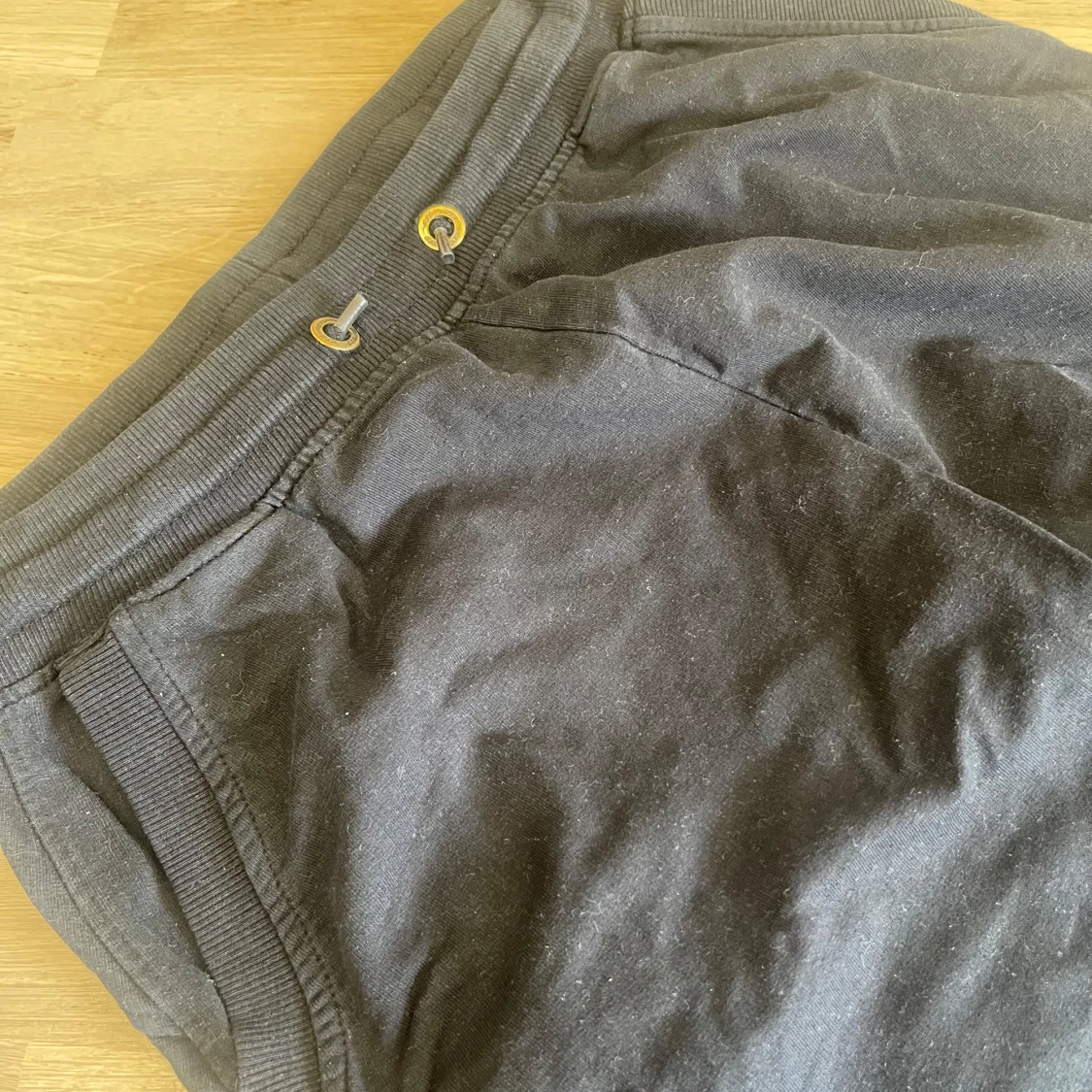 Svarta mjukisbyxor med resår och snörning - 1