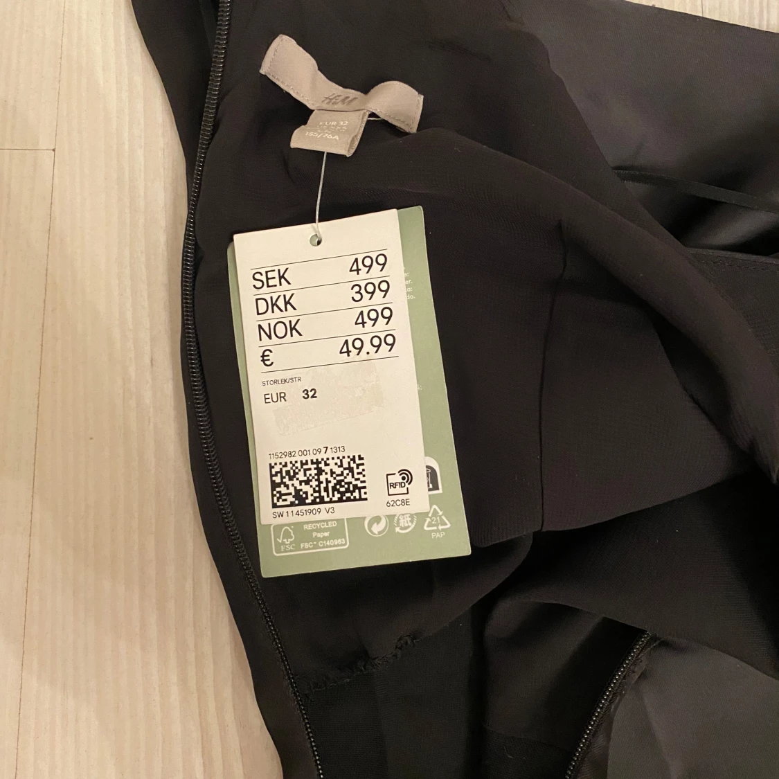 Svart långklänning i satin från H&M - 2