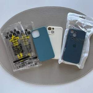 Skal och skärmskydd iPhone 13 mini - Säljer skal samt skärmskydd i glas till iPhone 13 mini. Allt är nytt och oanvänt. 4 st skal och 2 skärmskydd.  30kr/st för skydden. 50kr för båda. 40kr/st för skalen. 70kr för 2 st. 100 för 3 st. 130kr för alla fyra. Ge prisförslag och skriv vad ni är intresserade av :)