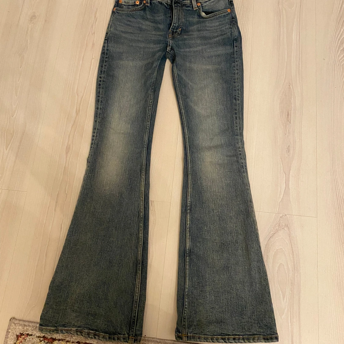 Blå bootcut jeans Flame från Weekday