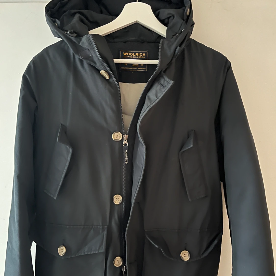 Svart jacka med huva från Woolrich