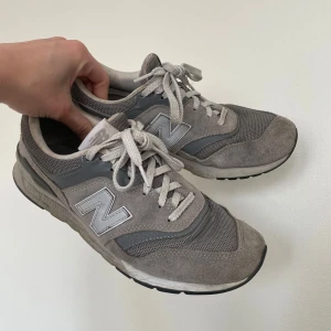 Grå/gröna New Balance 574 sneakers - Älskar dessa skorna men tyvärr passar de inte mig. Storlek 40, använda men fortfarande i bra skick💫