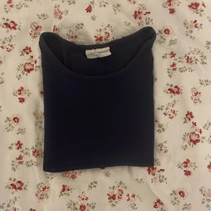 Mörkblå, vit och grå t-shorts från Gina tricot  - Jag säljer 4 basically basics från Gina Tricot. Dom är stilrena och bra för vardaglig användning. Dom är storlek m men passar som s. Om man köper alla 4 för man de för 150 anses 50 styck. Hör av dig om minsta lilla fundering om storlek eller fler bilder.  