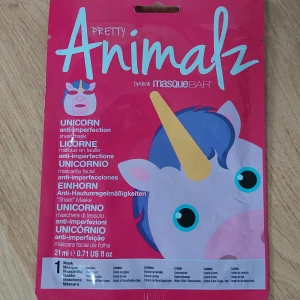 Pretty Animalz Unicorn ansiktsmask - Söt ansiktsmask med enhörningsmotiv från Pretty Animalz by masqueBAR. Masken är anti-imperfection och passar för dig som vill ha en rolig och vårdande sheet mask. Innehåller 21 ml. Pris kan disskuteras🥰 Om du vill kan du köpa fler/alla för ett rabatterat pris
