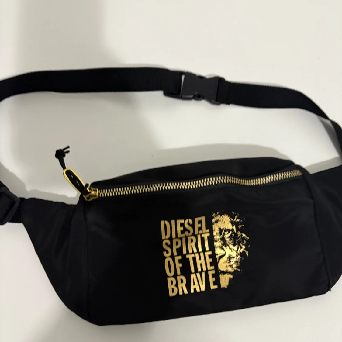 Svart magväska från Diesel med gulddetaljer - 1