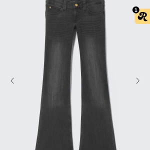  bootcut jeans weekday - säljer ett par svarta/gråa lågmidjade jeans från weekday. de är i storlek 27/30 och helt oanvända