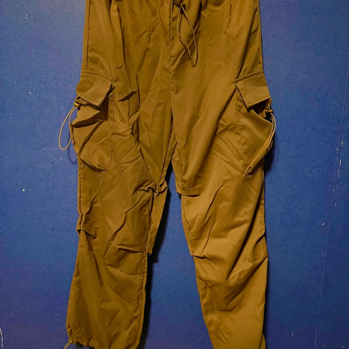 Bruna cargopants med stora fickor - 1