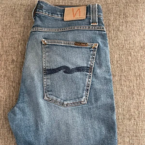 Nudie Slim Jim - Super fina jeans från Nudie Jeans CO! Modellen är Slim Jim med storleken 36/36! Knappast använda, inga slitage! Har du några frågor så är det bara att skicka ett meddelande! Mvh