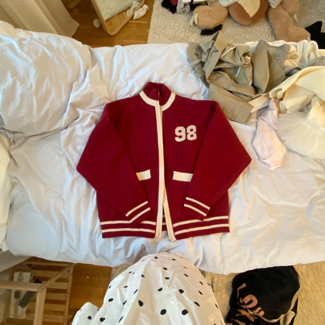 Röd cardigan jacka med vita detaljer och siffran 98 - 1