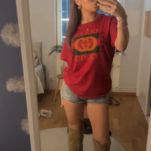 Rös Gucci T-Shirt äkta - Säljer min röda Gucci T-Shirt, passar nästan alla storlekar beroende på hur oversized man vill ha den. Pris kan diskuteras! 