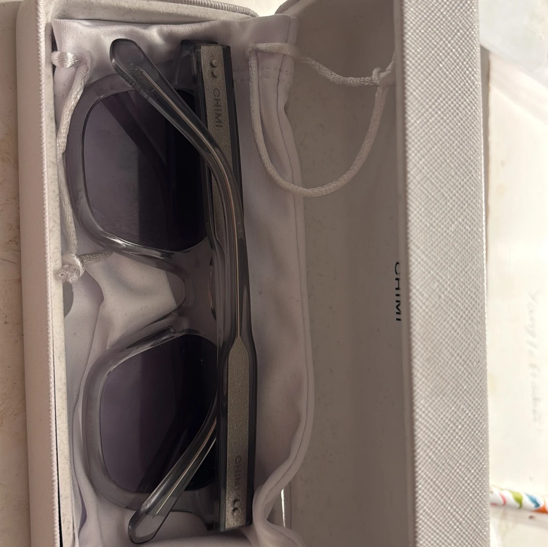 Gråtonade solglasögon från CHIMI - 2